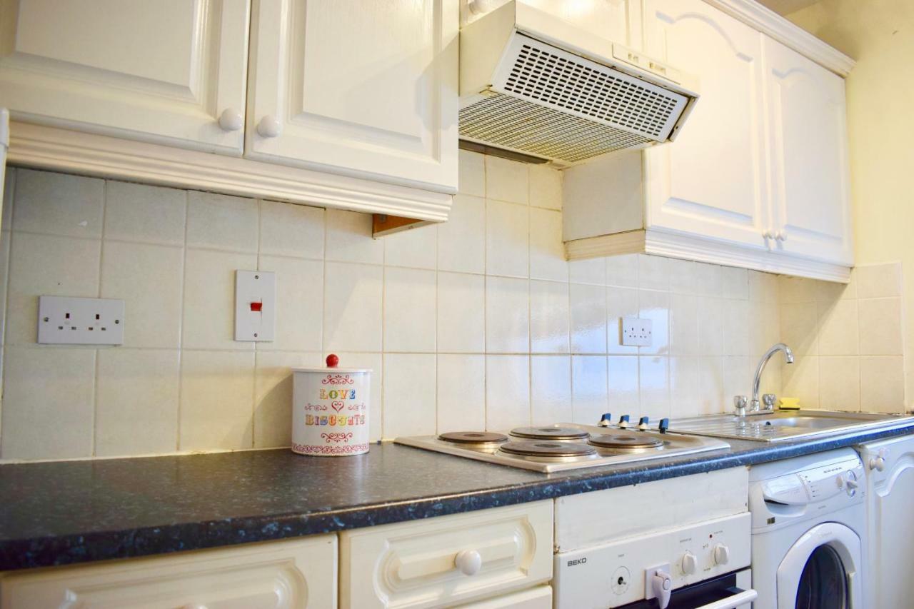 2 Bedroom Terraced House Near Centre Holiday home *